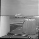 29154 De opening van het terrein van de Gulf raffinaderij aan de Moezelweg. Op de achtergrond het SS Rotterdam in de 5e ...