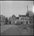 2968 Zicht op de Oranje Nassaustraat met links het Piet Heynsplein en rechts de Achterhaven. Midden op de achtergrond ...