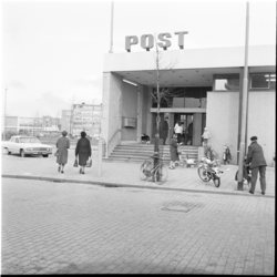 32275 Het postkantoor van Hoogvliet aan de Middenbaan en Binnenban.