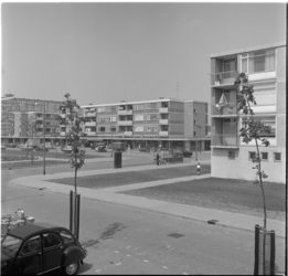 33042 Winkels en woningen aan de Duikerstraat.
