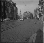 34197 De Van Vollenhovenstraat en de Scheepstimmermanslaan. Op de achtergrond links de toren van de Nieuwe Zuiderkerk.