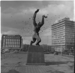 35053 Het monument 'De verwoeste stad' van beeldhouwer Ossip Zadkine op het Plein 1940. Op de achtergrond de Blaak met ...