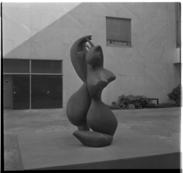 35683 Het sculptuur 'La Grande Musicienne' van beeldhouwer Henri Laurens op de halfopen binnenplaats van De Doelen aan ...