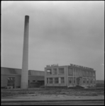 3583 Het bedrijfspand Van Melle's biscuit- en toffeefabriek aan de Olympiaweg.