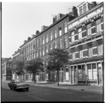35954 Verschillende woningen aan de Feijenoordstraat, met aan het einde rechts de Willem Barentsstraat. Op de voorgrond ...