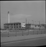 3665 Het fabriekspand van Van Melle's Biscuits- & Toffeefabrieken N.V. aan de Olympiaweg.