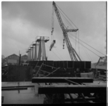 37212 Zicht op de bouw van de onderdelen van de Calandbrug bij de scheepswerf 'Hollandia' in Krimpen aan den IJssel.