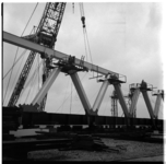37214 Bouw van onderdelen van de Calandbrug bij 'Hollandia' in Krimpen aan den IJssel.
