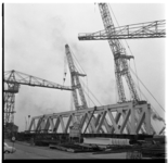 37799 Bouw van brugdelen bij het staalbedrijf 'Hollandia' in Krimpen aan den IJssel, bestemd voor de Calandbrug bij ...