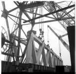 37800 Bouw van de brugdelen bij staalbedrijf 'Hollandia' in Krimpen aan den IJssel, bestemd voor de Calandbrug bij ...