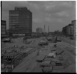 37920 Zicht op de bouwplaats voor de aanleg van de metro aan de Blaak, met op de voorgrond allerlei bouwmaterialen, ter ...