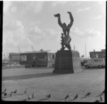 39962 Monument 'De verwoeste stad' op het Plein 1940 met op de achtergrond de Leuvehaven en het gebouw van ...