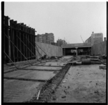 39989 Werkzaamheden voor de bouw van de verkeerstunnel onder het Churchillplein, met op de achtergrond de Westblaak. ...