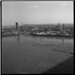 40147 Overzicht op Oud-IJsselmonde vanaf de Van Brienenoordbrug, links de watertoren op het IJsselmondsehoofd rechts de ...
