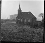 40261 Dorpskerk van de Nederlands Hervormde Gemeente van Hoogvliet aan de Achterweg. Op de achtergrond een flatgebouw ...
