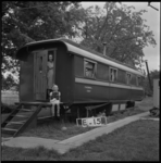 4048 Bewoners bij hun oude treinwagon die gebruikt wordt als noodwoning aan de Kromme Zandweg.