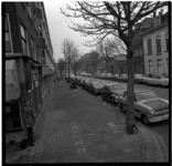 40577 De Pieter de Hoochstraat met woningen en geparkeerde auto's en bromfietsen. Rechts het voormalige buitenverblijf ...