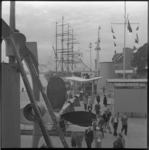 4174 Bezoekers bij diverse tentoongestelde scheepsonderdelen op de Parkkade, waaronder een scheepsschroef en een ...
