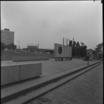 43425 Het nieuwe Spiekmanmonument aan de Rhijnvis Feithstraat in Spangen, met op de achtergrond het Marconiplein. Links ...