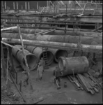 4565 Mannen staan in een bouwput tussen betonnen buizen tijdens werkzaamheden op het terrein van de GEB-centrale aan de ...