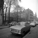 47366 De Eendrachtsstraat, met geparkeerde auto's. Links het hekwerk van de Eendrachtstuin, in 1971 opengesteld voor ...
