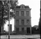 49912 Het gebouw van de Banque de Paris et des Pays-Bas aan de Scheepstimmermanslaan. Links een reclamezuil.