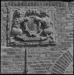 5428 Gevelsteen met het stadswapen van Delft met daarbij het jaartal 1657 aan de gevel van het brugwachtershuisje aan ...