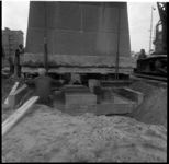 57919 De verplaatsing van het monument 'De verwoeste stad' van beeldhouwer Ossip Zadkine voor de aanleg van de metro.