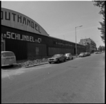 59749 Het bedrijfspand van houthandel van Schijndel aan de Nijverheidstraat, met op de achtergrond enkele woningen. ...