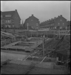5997 Zicht op de bouw van het Hugo de Groot Lyceum aan het Nachtegaalplein, met op de achtergrond woningen aan de ...