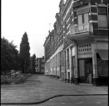 60352 Zicht op woningen in de Plantagestraat, met rechts de Dr. Zamenhofstraat en op de hoek een dameskapper.