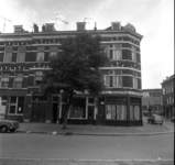 60772 De Atjehstraat op Katendrecht, ter hoogte van huisnummers 27-33. Op de hoek met de Lombokstraat het hotel ...