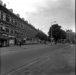 60789 De Atjehstraat op Katendrecht, met aan de linkerkant een seksclub en -bioscoop. Op de achtergrond links de Timorstraat.