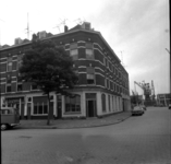 60793 Zicht in de Timorstraat op Katendrecht, met op de achtergrond de Veerlaan en kranen in de Rijnhaven. Links de ...