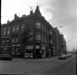 60814 Zicht op het hoekpand aan de Tolhuisstraat en rechts de Veerlaan in westelijke richting. Op de achtergrond een ...