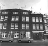 60857 Zicht op woningen in de Tolhuislaan, ter hoogte van huisnummers 41-47 op Katendrecht. Rechts een gedeelte van het ...