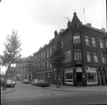 60897 Zicht op enkele woningen en op de hoek met de Tolhuisstraat snackbar de Souvla aan de Veerlaan. Aan de gevel een ...