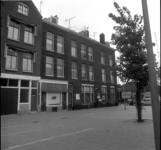 60928 Zicht op woningen in de Rechthuislaan, ter hoogte van huisnummers 50-58. Op de hoek een café en op de achtergrond ...