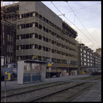 61722 De Schiedamsedijk met de uitbreiding van het GG&GD. Voor het gebouw van de GG&GD de trambaan met tramhalte.
