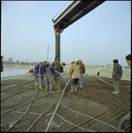 61740 Werklieden storten beton voor de aanleg van het DWL-terrein aan de Schaardijk.