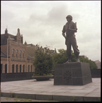 66949 Het Mariniersmonument van beeldhouwer Titus Leeser op het Oostplein. Op de achtergrond de Admiraliteitskade.