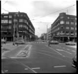 68000-111 Verkeer op de kruising van de Schiekade, de Schieweg en de Walenburgerweg. Op de hoek een vestiging van de ...