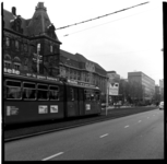 69931 Een tram op de Coolsingel ter hoogte van het stadhuis. Rechts daarvan, het hoofdpostkantoor.