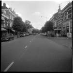 71319 De Zwart Janstraat met aan weerskanten woningen en bedrijfspanden.