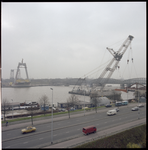 74375 Zicht op de werkzaamheden voor de bouw van de Willemsbrug over de Nieuwe Maas vanaf het Bolwerk. Op de voorgrond ...