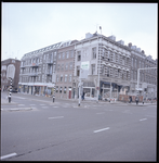 76133 Zicht op het kruispunt en enkele te renoveren woningen in de Van der Takstraat.