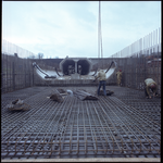 76570 Zicht in het bouwdok voor tunnelelementen voor de metrotunnel onder de Oude Maas op het eiland van Brienenoord, ...