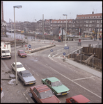 76690 Zicht op werkzaamheden voor de aanleg van de metro aan de Havenstraat, rechts de Lage Erfbrug over de ...