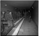 7672 Werkzaamheden in de Maastunnel, het leggen van buizen.