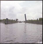 77114 Zicht op de geopende Hartelsluizen in het Hartelkanaal, waar net een schip doorheen vaart.